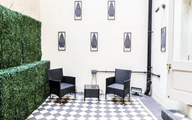 Beautiful Kensington Garden Apartment