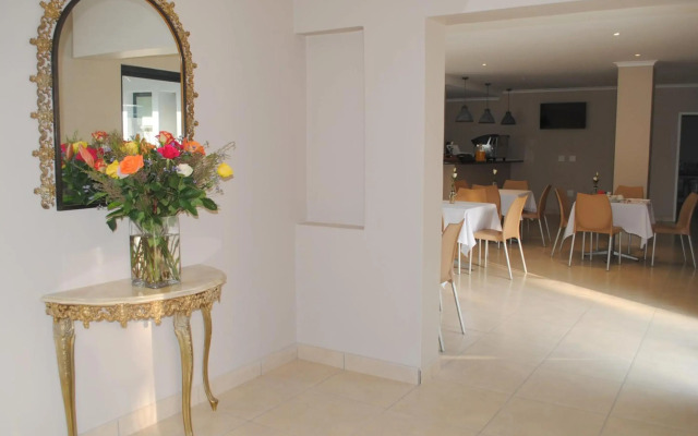 6 on Morris Guest Lodge