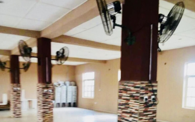 Momak 4 Hotel & Suites