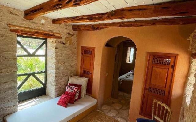 Atlantis 12, Maison d'hôtes et d'art