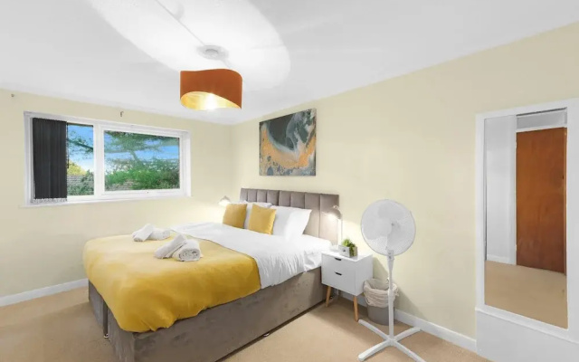 Modern 2 Bedroom Apt in Broadlands Court