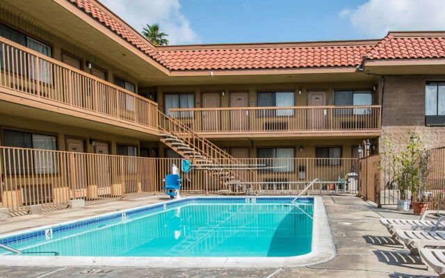 Palm Inn Hotel near Tyler Mall Riverside