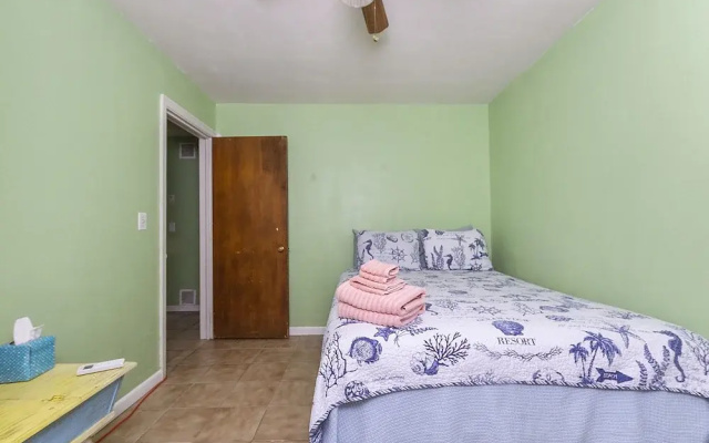 Charming Waterfront 3 Bedroom Cabin by RedAwning