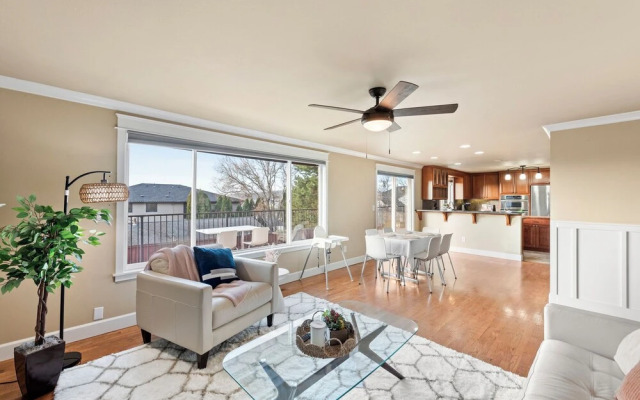 Renton Lakeside Oasis, Lakeview, 4B 2.5B, Spacious