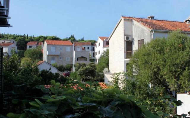 Apartments and rooms with parking space Supetar, Brac - 5658