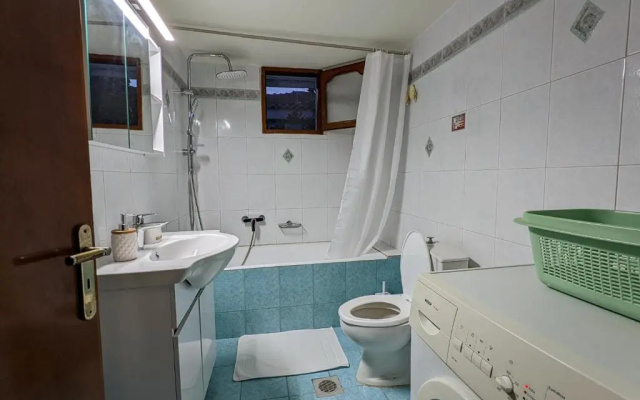Lovely Lontza, A Cozy 2-Bedroom House.