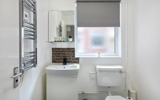 1-Bedroom Apartment with a Private Garden, beach 5-min walk