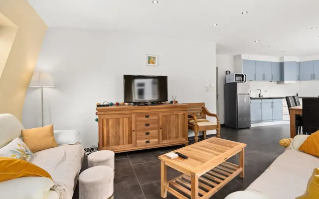 Beautiful Duplex Near Shopping Street