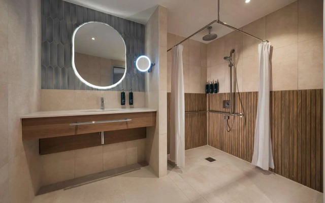 Отель DoubleTree by Hilton Rotterdam Centre