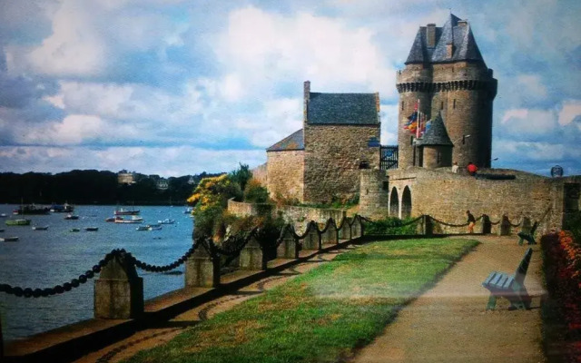 Hotel De La Mer