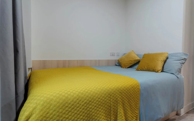 Student Only, Ensuite-in a Stylish Apartment