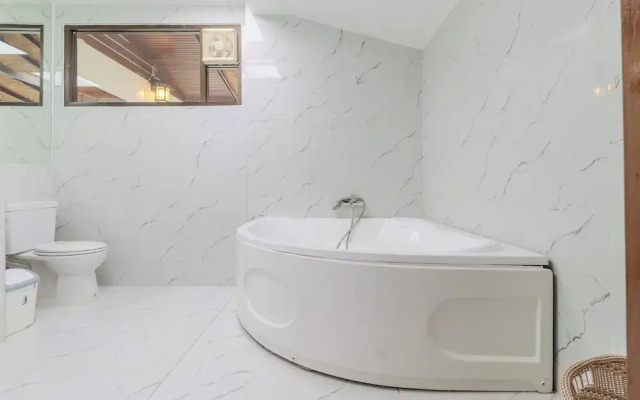 4Br Massive Property Huge Pool V244