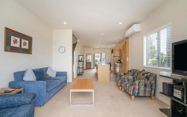 Hosts on the Coast Stay and Play