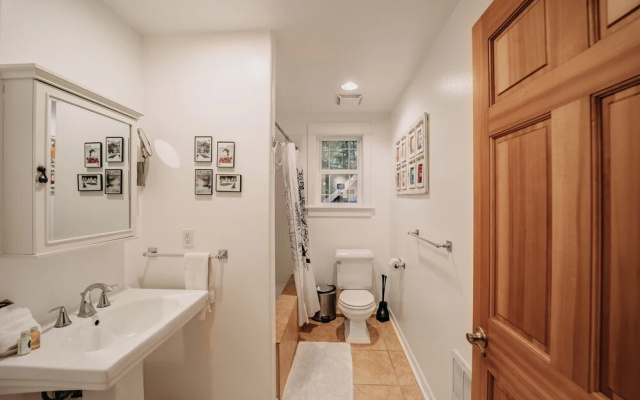 Mt Baker Lodging's Cabin #1 - With Wifi, Hot Tub, Pet Friendly