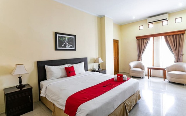 RedDoorz Plus near Alun Alun Karanganyar