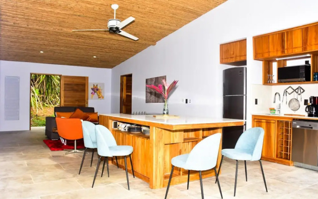 2BR Fabulous Blue House Near Quepos MA