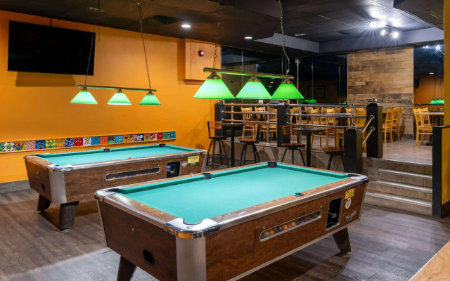 Ramada by Wyndham Thunder Bay Airlane Hotel