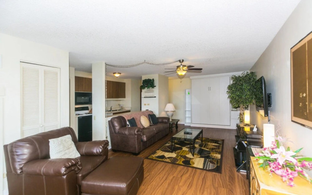 Discovery Bay One Bedroom Condos With Kitchen & Free Wifi!