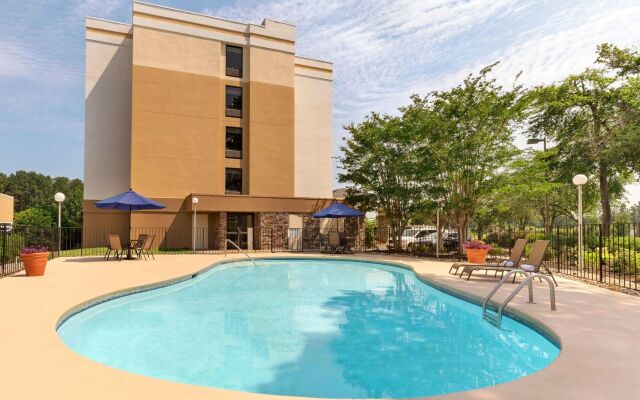 Garner Hotel August West by IHG