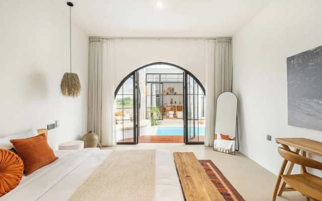 Luxe Villa Amra By OriVista w/ Rice Field Views – Guest Rooms – Pererenan