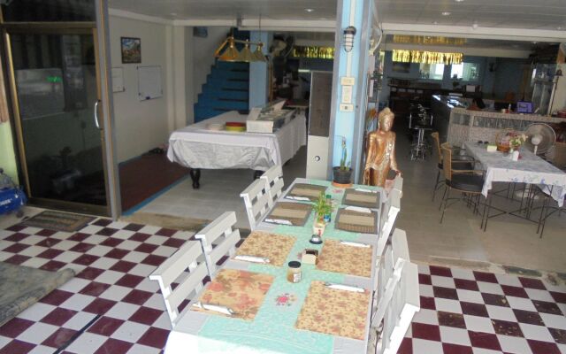 P.S. Guesthouse And Bar