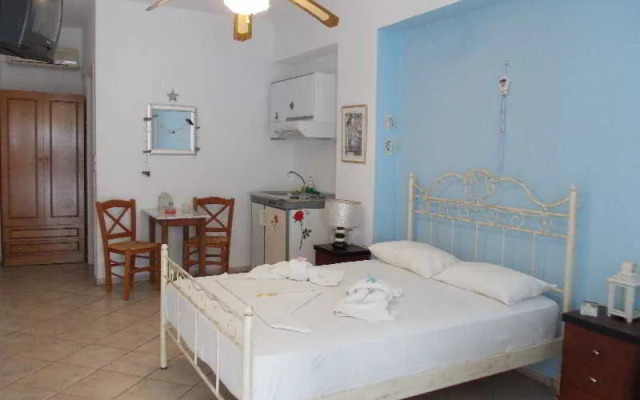 Manos Syros Rooms & Apartments