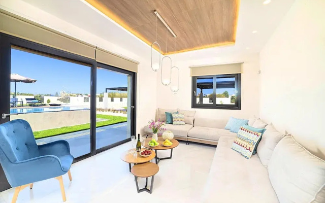 Villa Solaris Heated Pool & Hot Tub