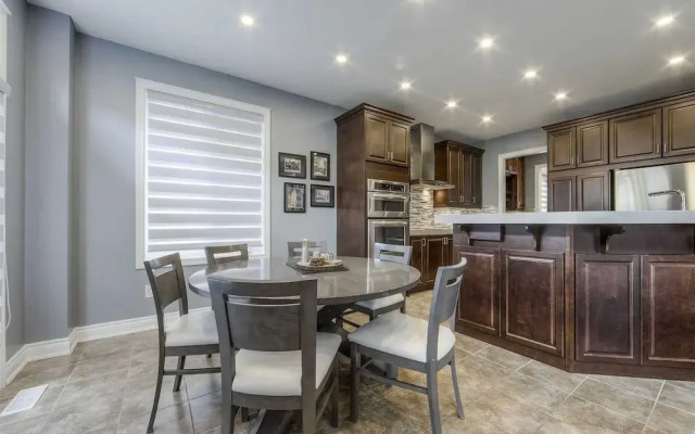 Luxury Retreat Modern Spacious 4 Bedroom Home