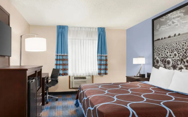 Super 8 by Wyndham Lenexa Overland Park/Mall Area