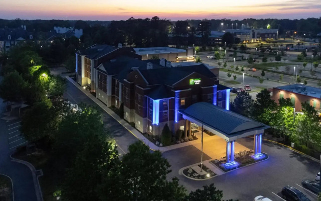 Holiday Inn Express & Suites Williamsburg by IHG