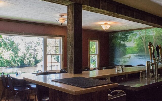 Edgewater Inn & Riverside Grill