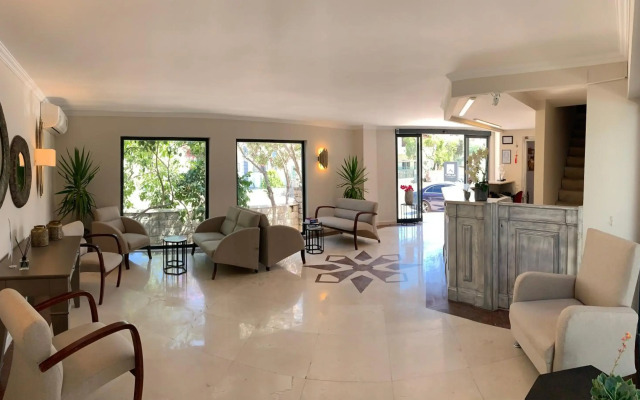 Moonshine Hotel & Suites