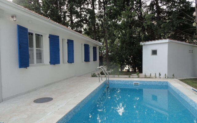 Petrovac Holiday House with pool