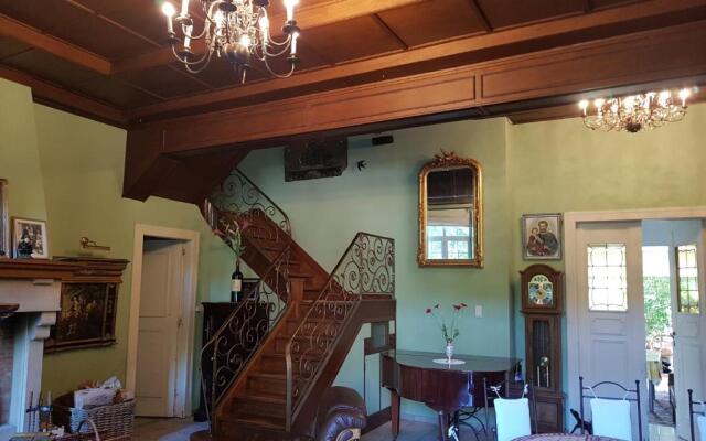 Château Lambert Hotel-Resto-Parking-Shuttle, a 1 ha green Oasis at 8 min from CRL Airport without any noise