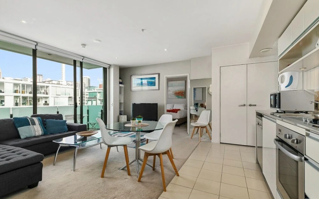 Zodiaks 2 Bedroom Apartment Pool Gym Parking