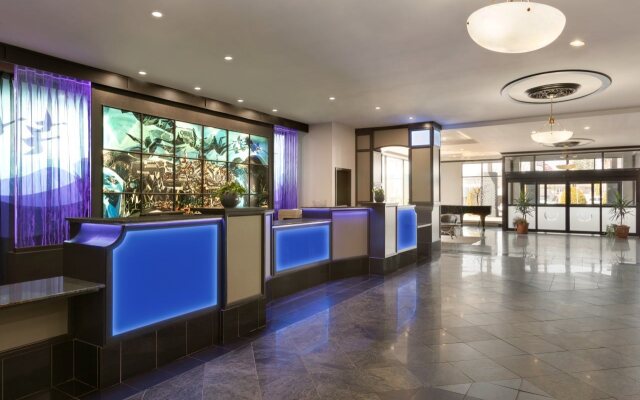 Travelodge by Wyndham Hotel & Convention Centre Quebec City