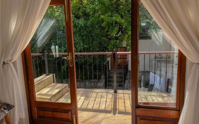 Secret Palace - Large 5 bedroom Family Home