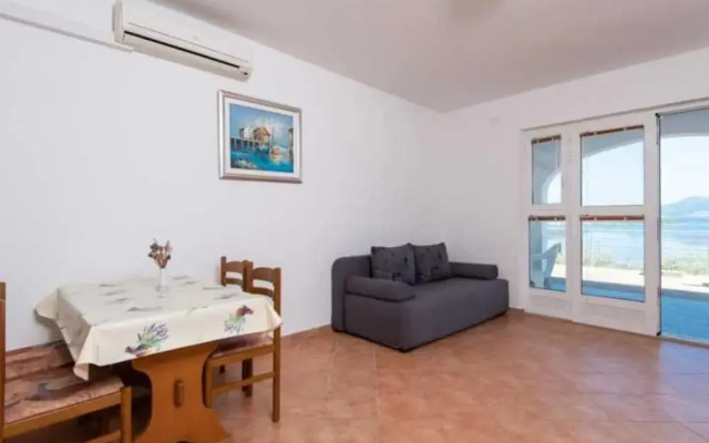 Spacious and Cozy Seafront Apartments