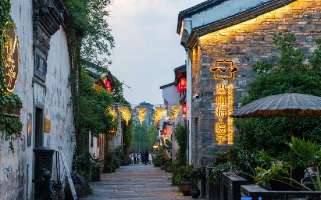 Hangzhou Jiande Yanzhou Ancient City. Looking at Shan Mei Yard.