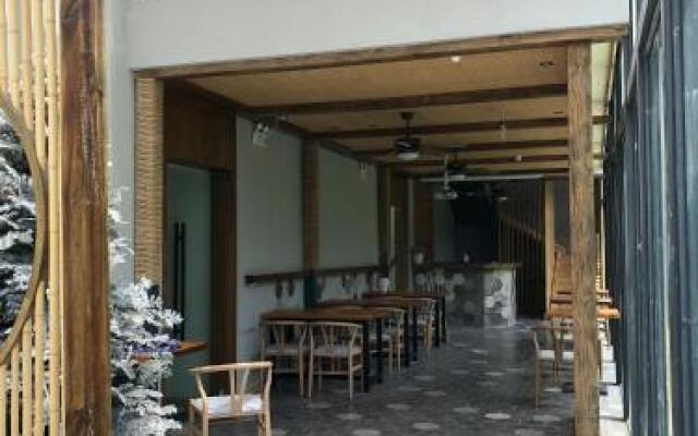 Siguniangshan Tea & Panda Hotel