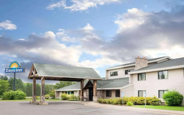 Moose Lake Lodge & Suites