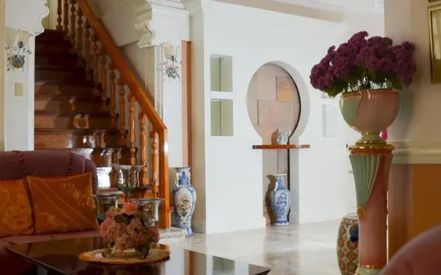 5-Bedroom Home in Ecoland