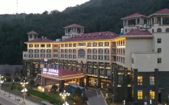 Junlin.Crescent Bay Hotel