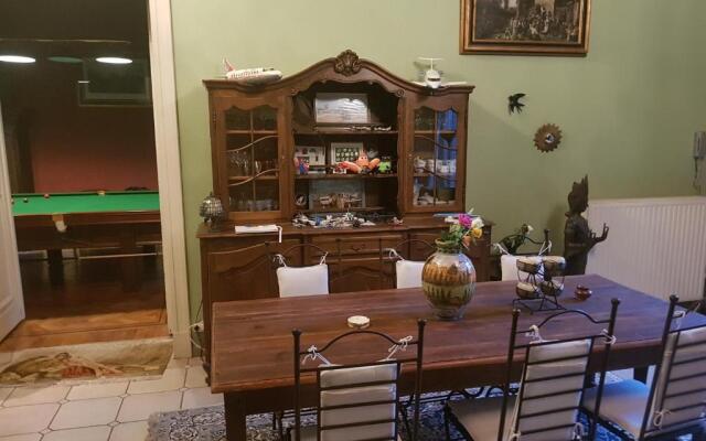 Château Lambert Hotel-Resto-Parking-Shuttle, a 1 ha green Oasis at 8 min from CRL Airport without any noise