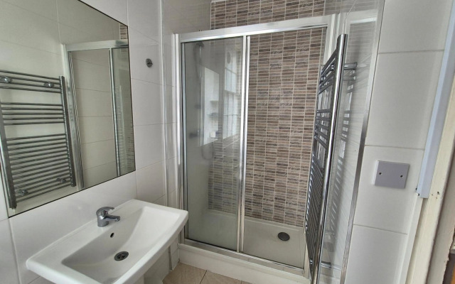 Spacious Two Bedroom Apartment in Westminster