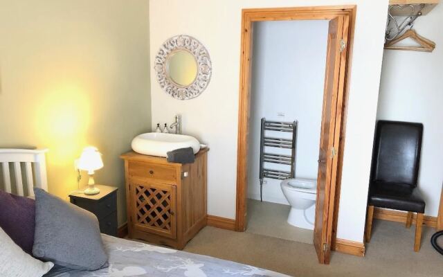 Crossvilla Guest House & Tea Room