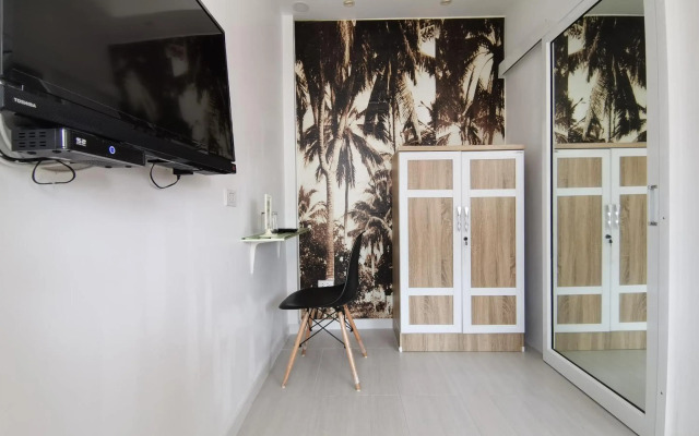 1715 House - White Rhino
