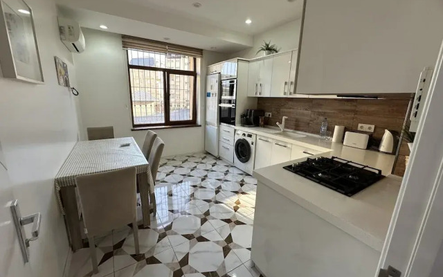Charming 2-bed Apartment in Baku City Center