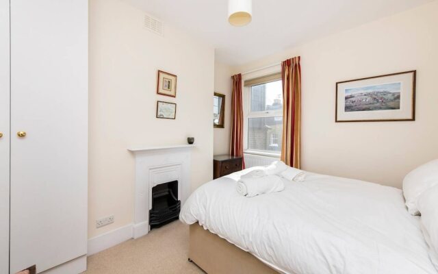 Fabulously British 3 Bed House near Battersea Park