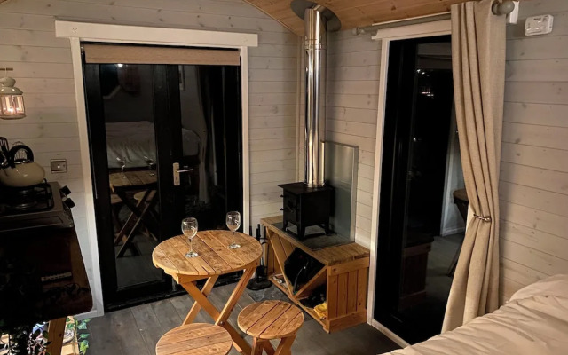 1 Bed Cabin - Sleeps 2 - Hottub - Parking - Garden